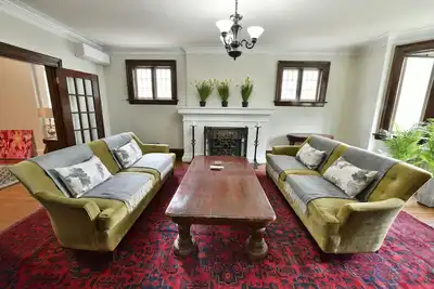 Image de Grand, calme Apt dans High Park Mansion, 2 chambres, 2 salles de bains, Den, Deck