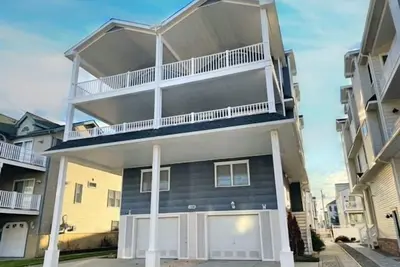 Image de Courte promenade jusqu'à la plage! Cette magnifique maison comprend trois niveaux.