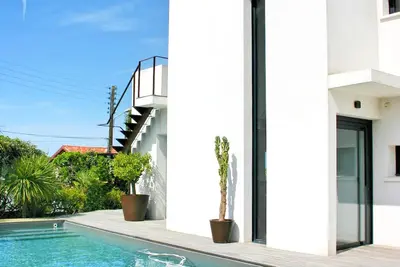 Image de villa d'architecte, piscine, vue imprenable mer montagne, plages immediates