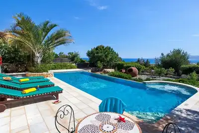 Image de Villa Chrysochou - Belle villa avec vue spectaculaire sur la mer, climatisation et piscine privée - WiFi gratuit