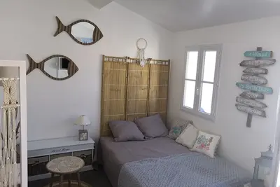 Image de joli studio avec piscine chauffée et parking