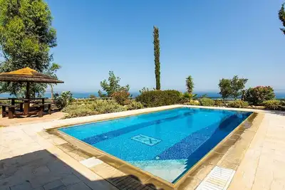 Image de Attractive Villa, A \/ C, piscine privée, vue magnifique sur la mer surplombant la baie de Chrysochou - Location de voitures Gratuite