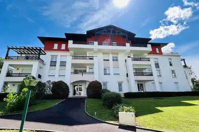 Image de Appartement Confortable avec Parc, Piscine, et Parking à Cambo-les-Bains