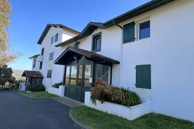 Image de Appartement T2 confortable avec terrasse sud et parking, au calme, proche commerces, petit animal accepté
