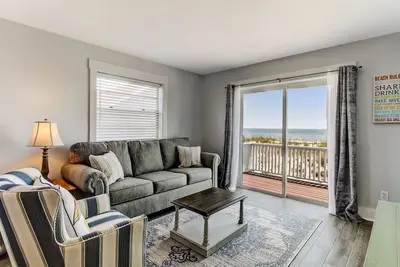 Image de Duplex récemment rénové avec l'océan Atlantique à quelques pas!