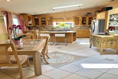 Image de Près de la plage, belle maison de ville de Culver.