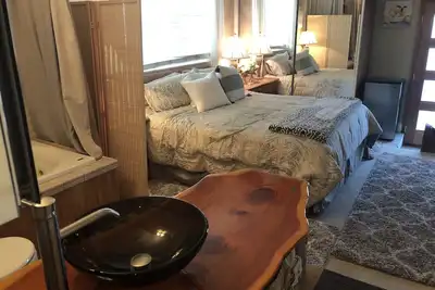 Image de Belle chambre et salle de bain avec entrée privée.