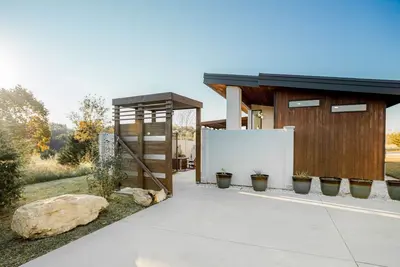 Image de Retraite de couple privé. Luxueux et moderne. Parfait pour une escapade tranquille.