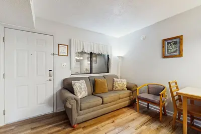 Image de Condo avec piscine partagée et foyer au gaz au coeur du centre-ville de Gatlinburg