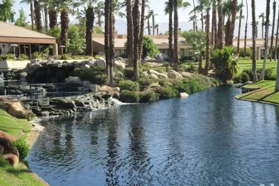 Image de Spacieux et beau condo avec accès à la piscine partagée, bain à remous, golf et tennis