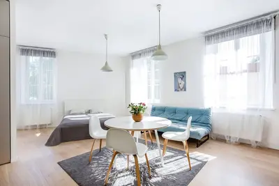 Image de Cosy Studio est basé dans la vieille ville et convient parfaitement à deux voyageurs.