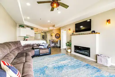Image de Nouveau! Waterfront Condo w / Pool sur le lac des Ozarks