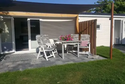 Image de Maison d'été confortable et nouvelle à 5 minutes à pied de la plage et de la mer!
