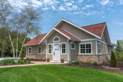 Image de La nouvelle maison peut accueillir 10 personnes au centre-ville de Fish Creek!