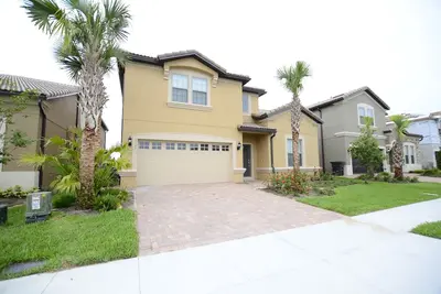 Image de Nouvelle villa avec piscine 8br / 6ba, près de Disney, piscine chauffée de style complexe et rivière lente