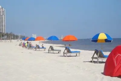 Image de Snowbird Speacials Charmante maison de 4 chambres, près de la plage