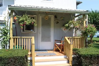 Image de Chalet sur le lac Ontario avec plus de charme et de caractère!