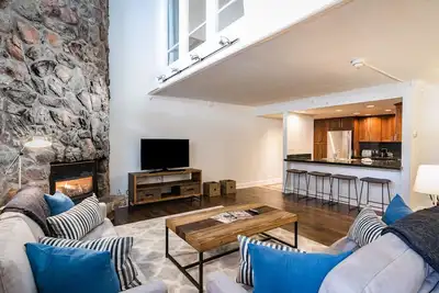 Image de 2 chambres - Condo spacieux sur 2 niveaux à l'intérieur du pavillon Evergreen! Unité 504