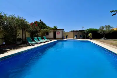 Image de Villa avec grand piscine dans quartier résidentiel