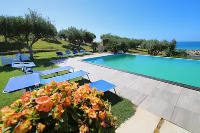 Image de Villa moderne avec golf, piscine, jardin, terrasse, Wi-Fi, vue mer