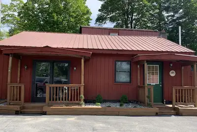 Image de Lake George Cozy 2 Bed 1 cabine de bain dans les Adirondacks: étapes de la plage
