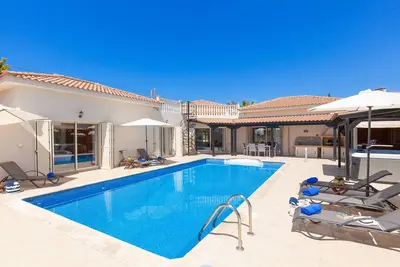 Image de Villa Acapulco, 3 chambres, piscine chauffée, bain à remous, privé, distance de marche de la plage