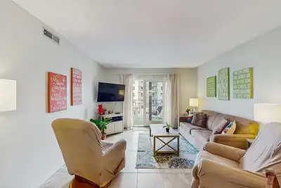 Image de Condo confortable et adapté aux chiens avec balcon meublé, piscines communes et plus encore!