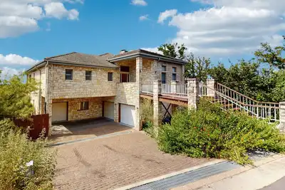 Image de Maison pour chiens Hill Country avec table de billard et 2 terrasses couvertes