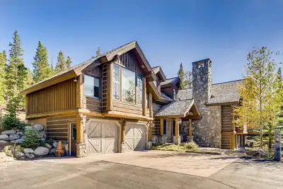 Image de Lodge sur 5 acres, 3. 5mi à Main St, bain à remous, une vue imprenable, randonnée en raquette à la porte!