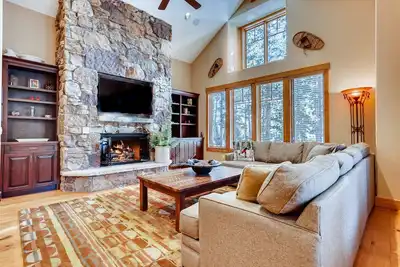 Image de Gondola In / Gondola Out! Au cœur de Shock Hill, promenez-vous en gondole ou dans la rue principale!