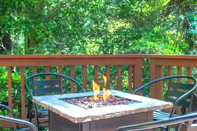 Image de \"Summit Sanctuary\" Stunner, nouvelle maison de vacances proche de Guerneville! Les ponts!