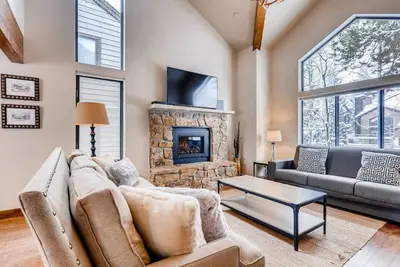 Image de Ski dans la maison unifamiliale, 2 blocs de la rue principale, bain à remous!