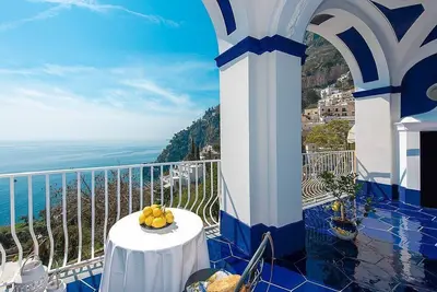 Image de Villa Arianna: Une maison individuelle él��gante et moderne face au soleil et à la mer.