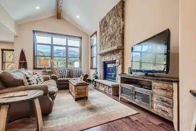 Image de Vues! ! Marche Pour Soulever et rue Principale en 5 Min. Navette, Bain à Remous, Nouvelle Maison