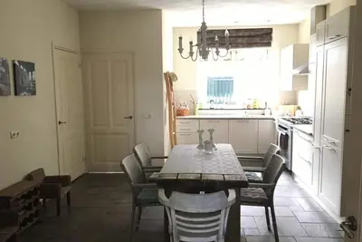 Image de Ferme de luxe avec un grand jardin et une terrasse couverte.