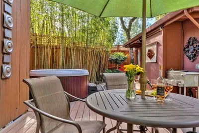 Image de \"Tree Fort\" Hot Tub! ! Table de feu! ! \"Smart House\" niché dans les bois! ! !
