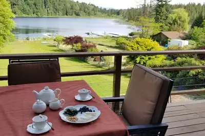 Image de Lakefront Cottage avec vue sur la montagne