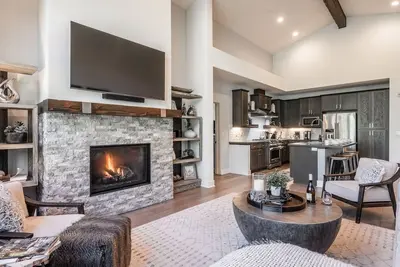 Image de Creekside Home dans un nouveau développement avec un décor moderne et un bain à remous partagé