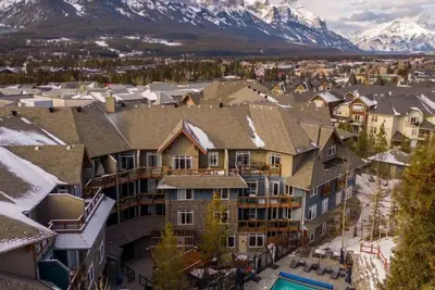 Image de Escapade de luxe avec vue sur la montagne | Balcon \/ terrasse privé, accès aux bains à remous!
