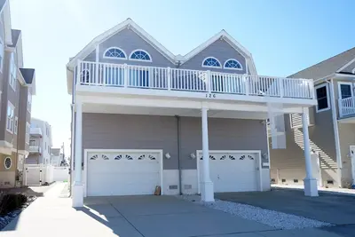Image de Environ 2 pâtés de maisons à la plage! Situé dans une jolie rue résidentielle du sud de l'île. <br><br>