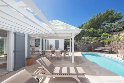 Image de Vue sur l'océan depuis la terrasse extérieure, piscine à l'arrière de la villa, Wifi gratuit