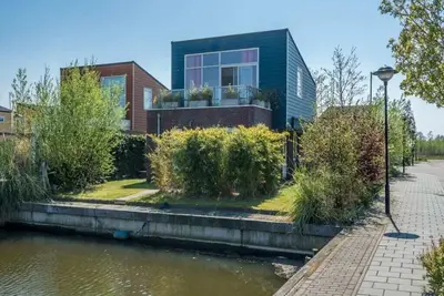 Image de Le côté artistique du propriétaire se reflète dans l'intérieur et le jardin de cette maison insulair