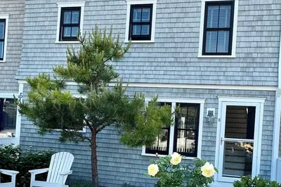 Image de New West End Townhouse avec 2 Master Suites & Sunset Views