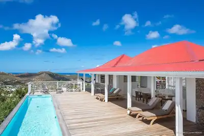 Image de 2 piscines et terrasse spacieuse, superbe villa en pierre, hamac et chaises longues