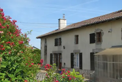 Image de Gîte de caractère avec 2 chambres, idéal pour la marche, le vélo et la détente