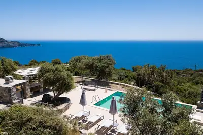 Villa avec vue imprenable sur la mer, intimité totale et piscine privée! A 2 km de la plage!