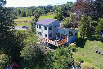 Image de Tout nouveau front de mer 3 Br, 2 salles de bain avec plage et kayaks!