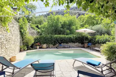 Image de Gite le chat bleu, piscine partagée avec vue sur le Luberon