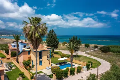 Image de Villa en première ligne sur la plage avec piscine privée.