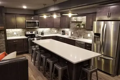 Image de Récemment rénové pour 2018 et pas comme les autres! 3 chambres / 3 salles de bain avec un excellent emplacement!